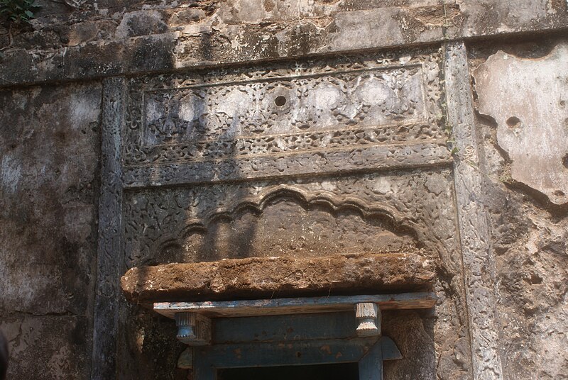 File:Inscription over the archway, Murud-Janjira.JPG