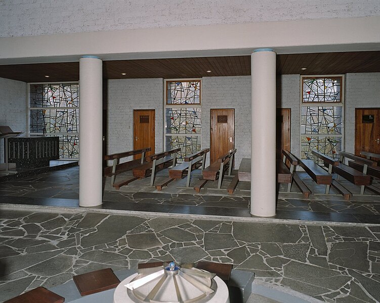 File:Interieur, dagkapel vanuit kerk met zichtbare glasramen - 's-Gravenhage - 20342509 - RCE.jpg