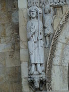 Estatua de San Isidoro a cuyo costado se implantó un verdugo con el cuchillo, correspondiente en realidad a Pelayo