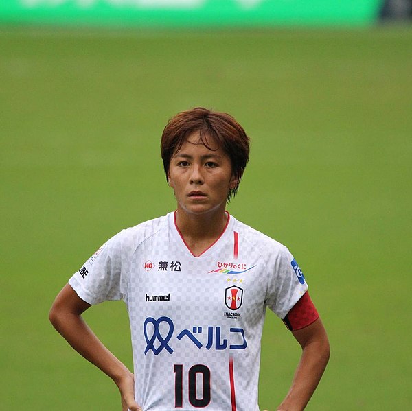 Iwabuchi wearing the captain's armband for INAC Kobe Leonessa in 2020