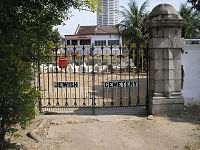 Eski adi Yahudi Sokağı olan Jalan Zainal Abidin'e bakan Penang Yahudi Mezarlığı'nın girişi.