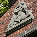 Deutsch: Gelehrtenschule des Johanneums in Hamburg-Winterhude: Werksteinrelief von Karl Weinberger im Giebel des Südflügels zur Maria-Louisen-Straße. This is a photograph of an architectural monument. It is on the list of cultural monuments of Hamburg, no. 21907.