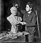 John K. Daniels modeling the bust of Edward F. Dunne, mayor of Chicago, 1906.jpg