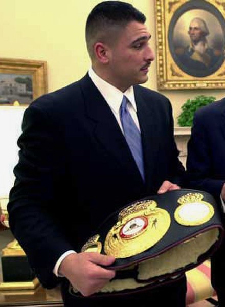 Ruiz with the WBA heavyweight title belt at the White House, 2001