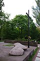 Kamień upamiętniający straconych członków Rządu Narodowego w powstaniu styczniowym znajdujący się w Parku im. Romualda Traugutta w Warszawie (2).JPG