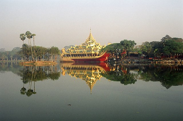 640px-Karaweit,_Kandawgyi_Lake,_Yangon,_Myanmar.jpg (640×424)