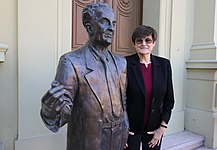 Szent-Györgyi Albert szobra Karikó Katalinnal 2021. május 21-én a Szegedi Tudományegyetem központi épülete előtt