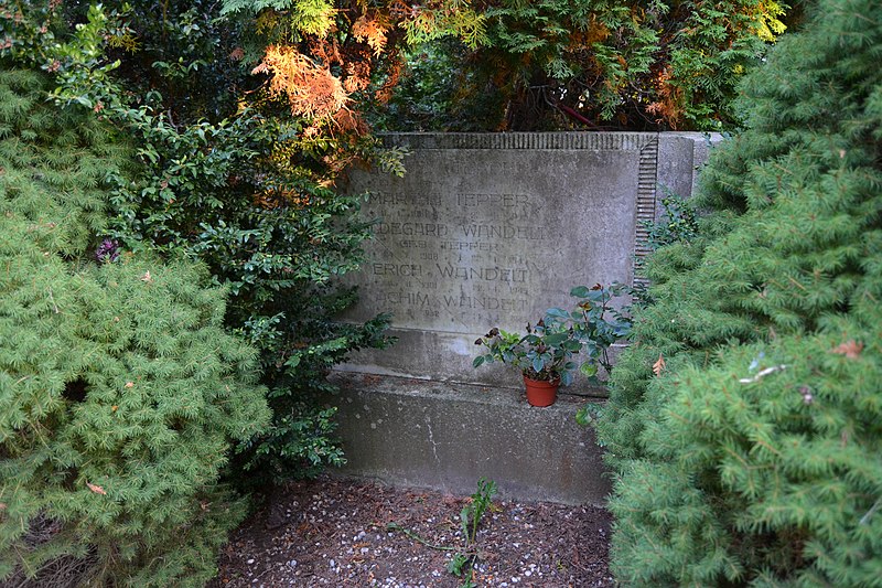 File:Kirchfriedhof von Münchehofe 18.JPG