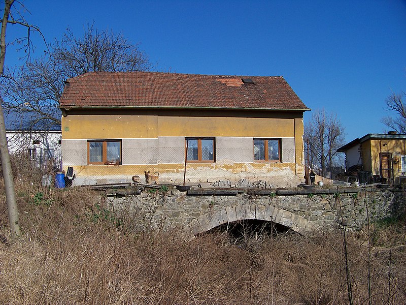 File:Kralupy nad Vltavou, Libušina 73 a most.jpg