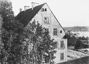 "Kråkslottet" sett från Skeppargatan, 1890-tal, Ladugårdslandsviken i bakgrunden.