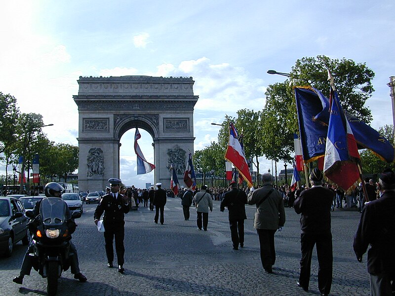 File:L'Arc De Triumph evening procession - panoramio.jpg