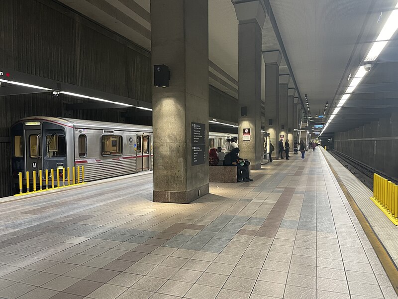 File:LA Metro B and D lines Union Station platform, October 2023.jpg