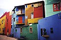Jasne sfarbené domy v ulici Caminito
