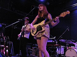 La Sera som utför på Bowery Ballroom i New York, 2012