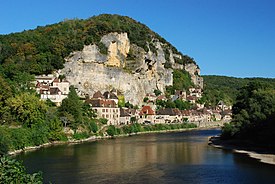 La Roque Gageac le long de la Dordogne.jpg