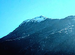 Photographie, depuis Saint-Michel, du Gros Crey dans un ciel très bleu et froid : ce sommet est enneigé dans sa partie supérieure mais forestier dans sa partie inférieure.