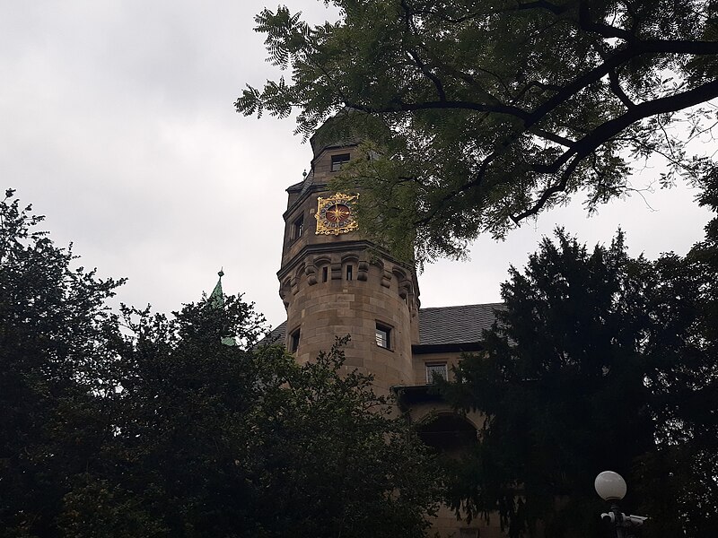 File:Liebieghaus, Frankfurt, clock tower.jpg