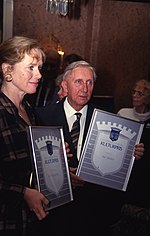 Miniatuur voor Bestand:Liv Ullmann og Alf Olsen mottar Trondheim kommunes kulturpris (1988) (48909793516).jpg