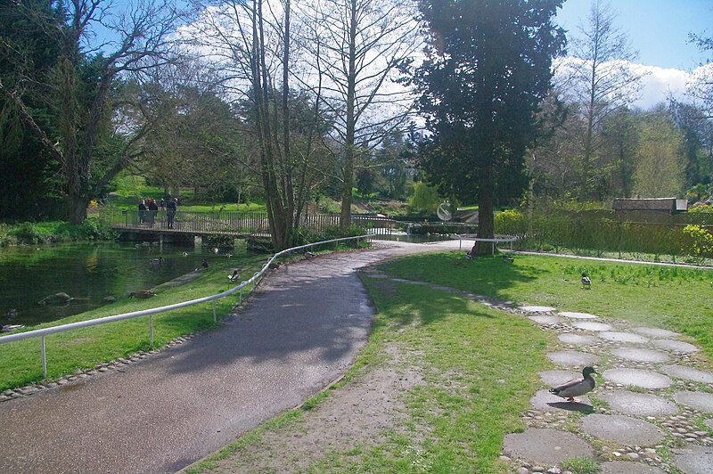 File:Looking towards the Water Garden, Harlow Town Park, Essex.jpg