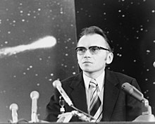 Lubos Kohoutek briefing the press on expectations for the comet on 5 January 1974 Lubos Kohoutek briefing news media.jpg