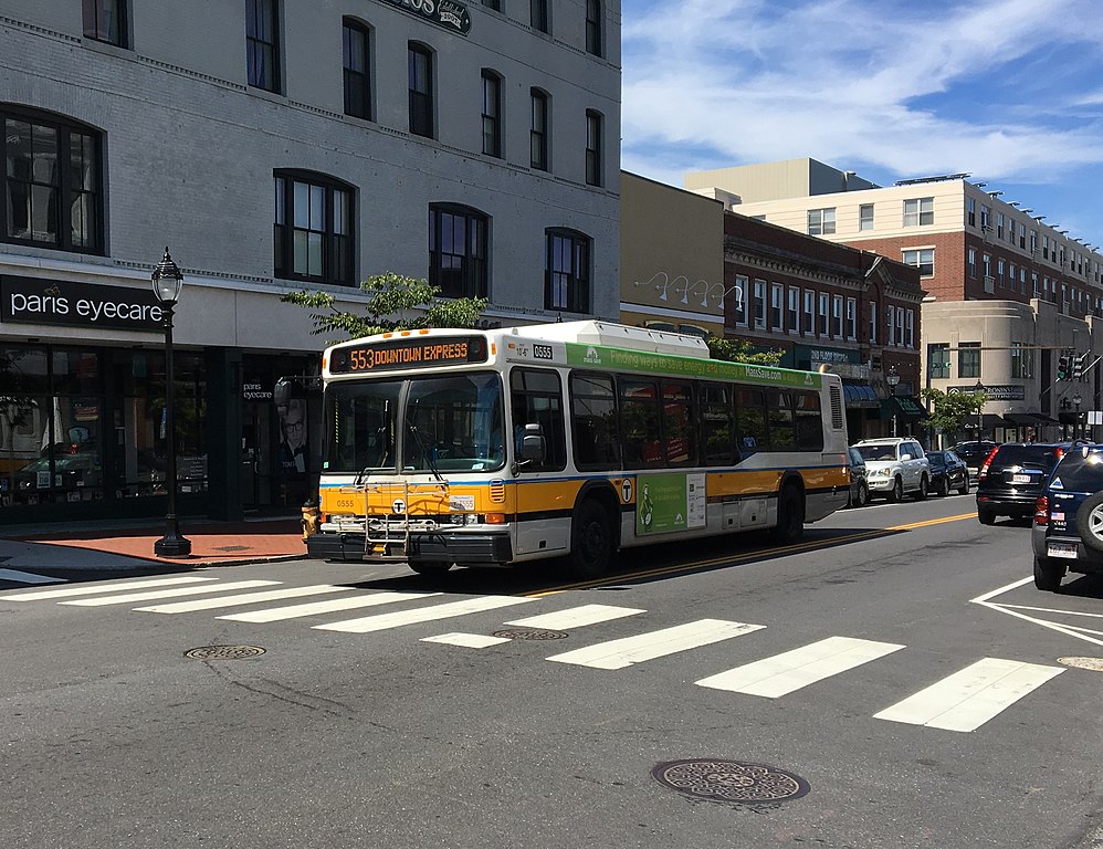 File:MBTA route 34E bus in Islington (2), June 2017.JPG - Wikimedia Commons