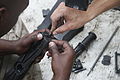 ஐக்கிய அமெரிக்க ஈரூடகப் படைவீரர் எம்2 பிரௌவுனிங் துப்பாக்கியில் ஆணியை பொறுத்துகின்றனர்.