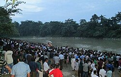 Baralia Nehri'ne daldırmak için Maa Durga.jpg