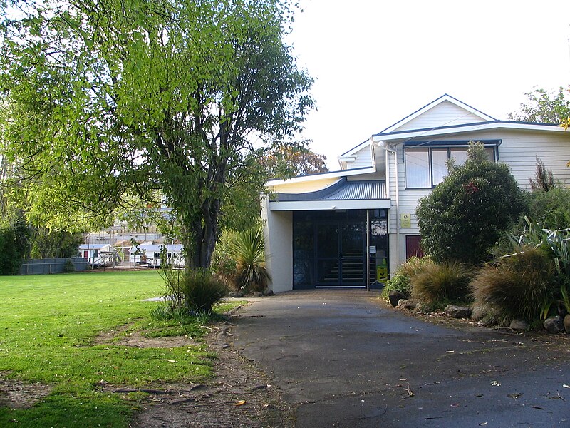 File:Macandrew Bay School1, New Zealand.JPG