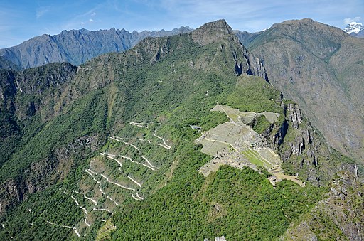 Machu Picchu a příjezdová cesta - panoramio