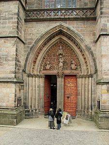 Marburg Elisabethkirche Portal.jpg