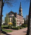 Kirche mit Ausstattung, Bestattungshalle, Wohnhaus des Friedhofswärters, Soldatengräber für die im Zweiten Weltkrieg gefallenen Soldaten und Gedenksteine für die Opfer des Faschismus