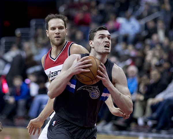 Bogdanović (background) with the Wizards in March 2017