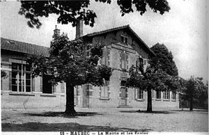 Maubec, la mairie et les écoles en 1925, p 120 de L'Isère les 533 communes.jpg