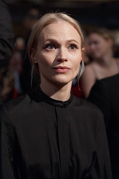 File:Mavie Hörbiger Nestroy-Theaterpreis 2016 a.jpg