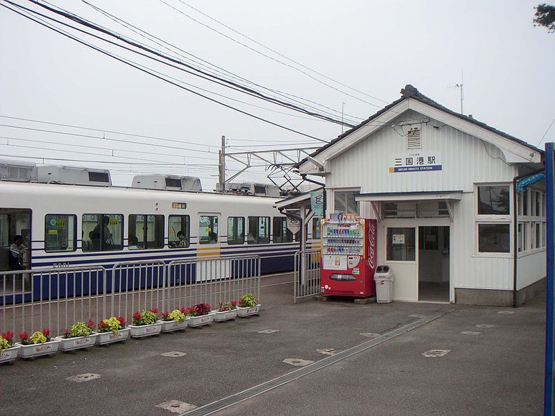 File:Mikuniminato Station 200507.jpg
