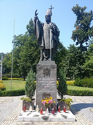 Milicz, pomnik Jana Pawła II przy kościele św. Andrzeja Boboli (Aw58MW).jpg