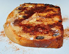 Cimetni tost se može kupiti sa zapečenim cimetom, ili samo posutim po površini.