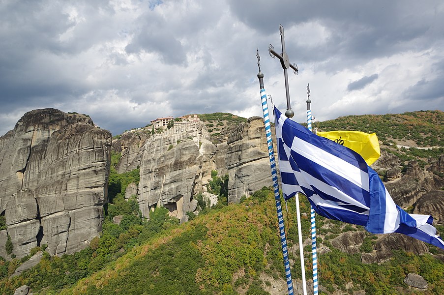 Флаг Греции в горах этой страны
