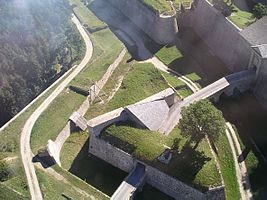 Porta norte ou porta de emergência.