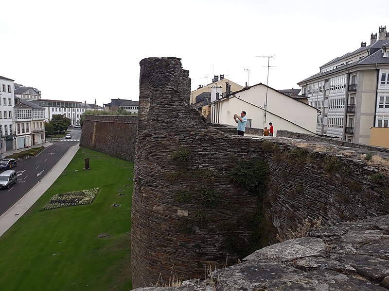 File:Muralla romana de Lugo 18.jpg