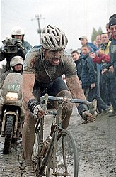 Museeuw rijdt in 2002 solo naar winst in een doorregende en slijkerige Parijs-Roubaix ; Museeuw op de kasseistrook van Cysoing naar Bourghelles (secteur pavé Duclos-Lassale)