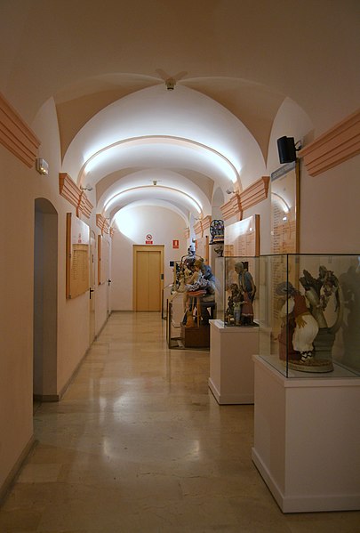 File:Museu Faller de València - interior.JPG