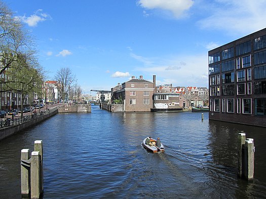 Southwestern point of the Kadijken, with Nieuwe Herengracht canal (left), the Scharrebiersluis sluice gates (centre) and Entrepotdok (right) Nieuwe herengracht entrepotdok scharrebiersluis amsterdam.jpg