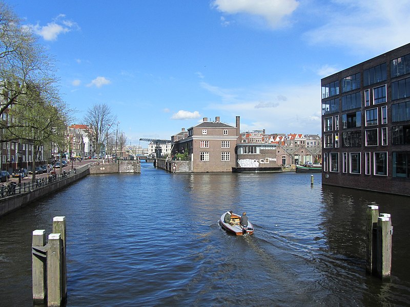 File:Nieuwe herengracht entrepotdok scharrebiersluis amsterdam.jpg