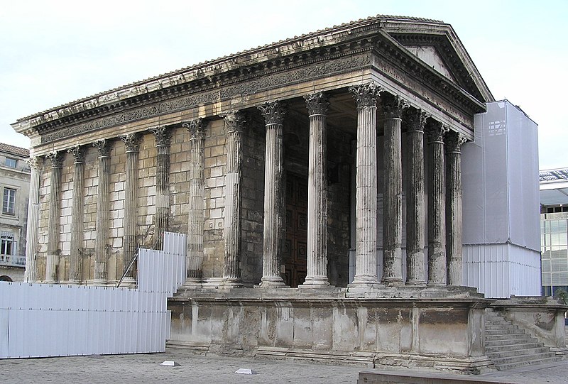 File:Nimes, Maison Caree-Dieser römische Podiumstempel..JPG