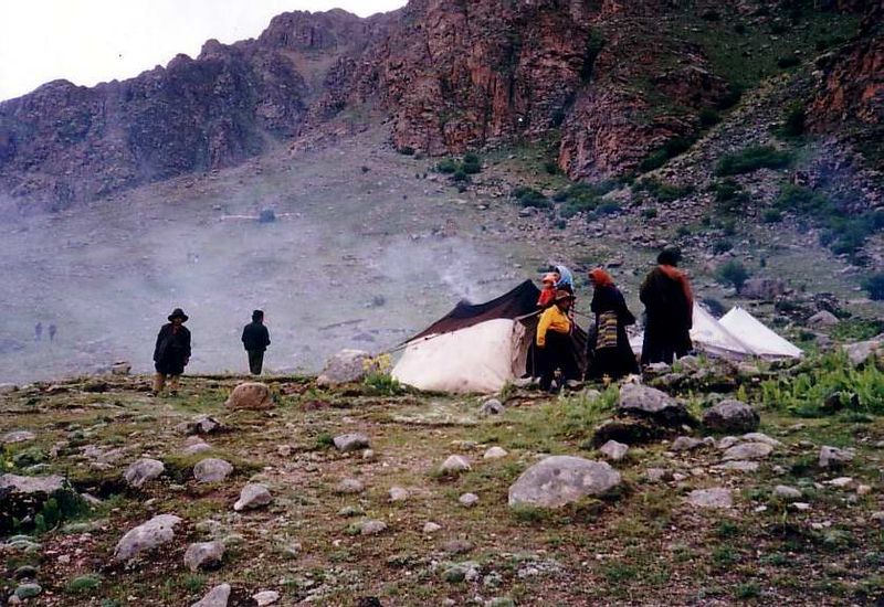 File:Nomad camp above Tsurphu Gompa 2.JPG