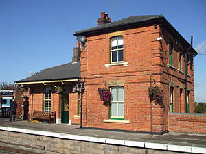 North Weald stn Gebäude von Plattform 2012.JPG gesehen