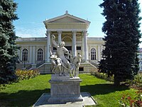 Лаокоон та його сини перед фасадом Одеського археологічного музею. У статуй відновлені руки