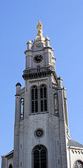 L'église Notre-Dame du Bon Secours des chrétiens avec sa statue de Vierge à l'Enfant en or de 6 mètres de haut.