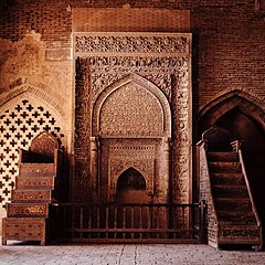 Mihrab ru. Михраб Исфахан. Михраб в Альгамбра. Михраб дворца в Альгамбре. Олджейту михраб в Исфахане.